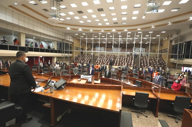 El presidente de la Asamblea Nacional, Marcos Castillero, declara cerrada la primera legislatura del segundo período de sesiones ordinarias 2020-2021. 