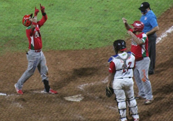  Jhony Santos (izq) festeja con Jonathan Saavedra su jonrón ante Coclé. Foto:Fedebeis. 