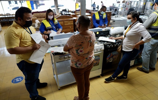 Poco a poco los trabajadores vuelven a sus puestos.