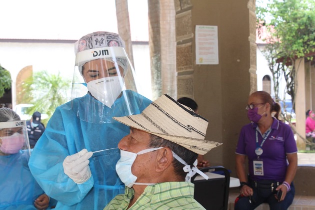 Personal de salud continúa realizando pruebas de hisopados en todo el país. Foto cortesía Minsa