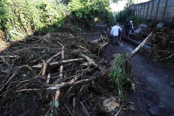 Rescatistas trabajan en la zona donde se presentó un deslizamiento que, según datos preliminares, habría causado la muerte a por lo menos ocho personas, en Nejapa, El Salvador. Foto:EFE