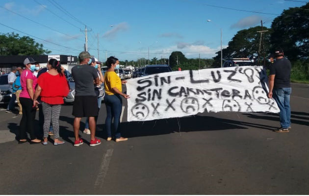 Los manifestantes cerraron la vía hacia Las Tablas, por espacio de tres horas. Foto: Thays Domínguez.