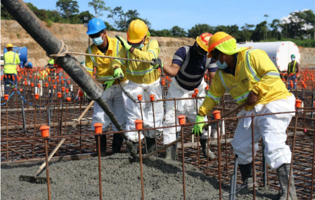 El vaciado de concreto para la fundación duró unas cuatro horas; a mediados de enero estará listo el primer edificio. Foto: Diómedes Sánchez S.