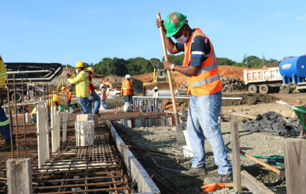 El vaciado de concreto para la fundación duró unas cuatro horas; a mediados de enero estará listo el primer edificio. Foto: Diómedes Sánchez S.