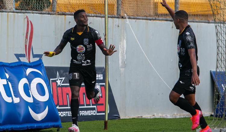 José Fajardo (izq.) anotó el segundo gol del CAI.