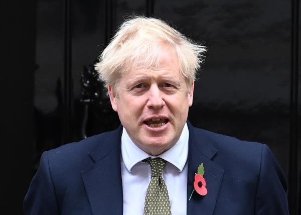 El primer ministro Boris Johnson justificó la medida con el argumento de que si no se produce ahora el cierre puede colapsar la sanidad pública británica (NHS), sometida ya una fuerte presión por el aumento de casos en las últimas horas. Foto: EFE