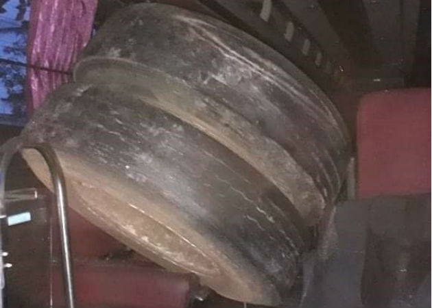 Llanta se desprende de un camión rompiendo el parabrisas de un autobús y quedando incrustada en un asiento La llanta quedó incrustrada en uno de los asientos del bus. Foto: Diómedes Sánchez.