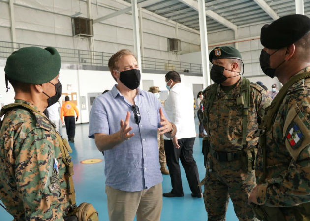 Panamá recibe tres helicópteros donados por parte de oficina gubernamental de Ley y Narcóticos de Estados Unidos Stewart Tuttle, encargado de Negocios de la Embajada de Estados Unidos en Panamá, destacó la importancia de esta donación. Foto: Cortesía.