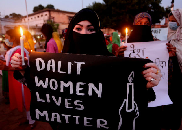 Activistas protestan en Bhopal, India, por la múltiple violación de la joven miembro de la comunidad "intocable" o dalit. Foto: EFE.  