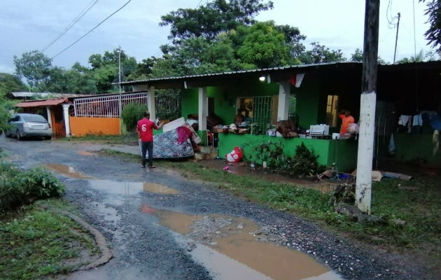 Inundaciones tras torrencial aguacero deja unas 50 casas afectadas en La Chorrera Personal del Municipio de La Chorrera distribuyó colchones, alimentos y enseres de limpieza a los damnificados. Foto: Eric A. Montenegro.