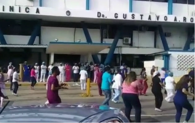Personal de policlínica en David, se olvida por un momento de la COVID-19 y bailan al ritmo de "Jerusalema" El vídeo que ha circulado en redes sociales ha despertado opiniones de admiración a este grupo. Foto: Mayra Madrid.