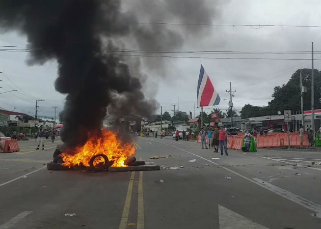 Frontera de Paso Canoas amanece bloqueada por un camión cisterna En el área fronteriza ayer hubo enfrentamientos y quema de llantas. Foto: Mayra Madrid.