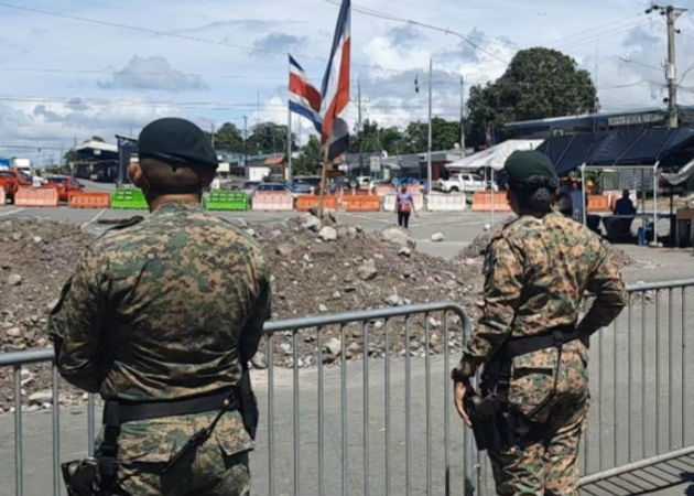 Ticos seguirán en las calles, se sienten burlados luego de reunión con la ministra de Economía El Senafront ha enviado refuerzos a la región fronteriza de Paso Canoas. Fotos: Mayra Madrid.