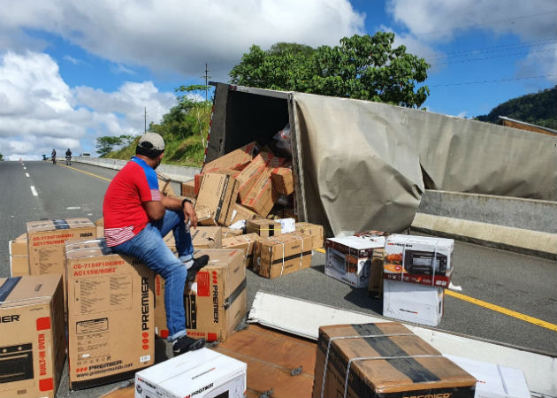 El pesado camión articulado obstruyó los cuatro paños de la vía. Foto: José Vásquez.
