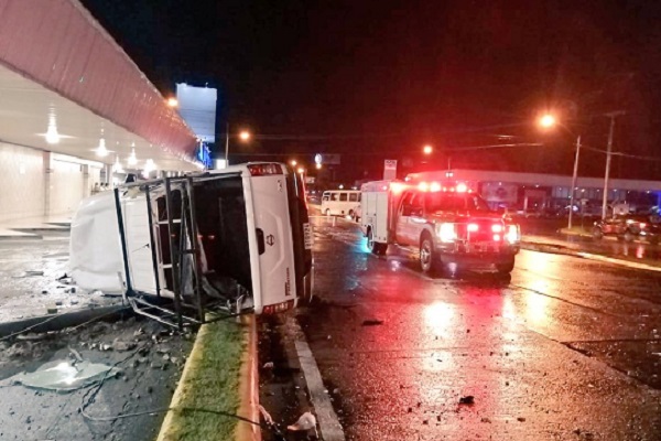Producto del impacto el pick- up se volcó en el borde de la vía, luego de tumbar un poste lo que provocó que el agente policial falleciera en el lugar del accidente, mientras que el auto sedán quedó proyectado en el paño contrario.