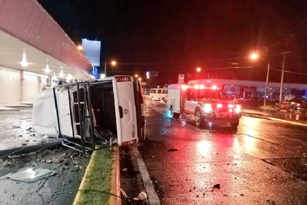 Producto del impacto el pick- up se volcó en el borde de la vía, luego de tumbar un poste lo que provocó que el agente policial falleciera en el lugar del  accidente, mientras que el auto sedán quedó proyectado en el paño contrario.