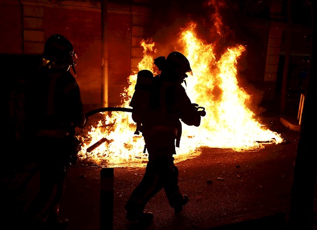 La violencia en las calles, donde ha habido incluso saqueos, ha sido censurada como 