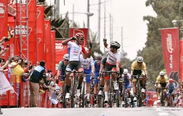 Christofer Jurado al cruzar la línea de meta.