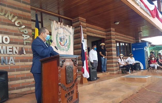 Las autoridades realizaron la izada de las banderas del distrito y de Panamá, en el parque Simón Bolívar, ubicado en pleno centro de la Heroica Villa de Los Santos. Foto: Thays Domínguez