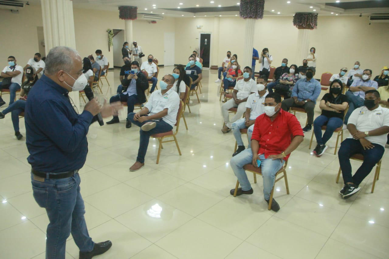 Luis Eduardo Camacho Castro, secretario general de Realizando Metas durante el conversatorio con jóvenes de Panamá Oeste. Víctor Arosemena