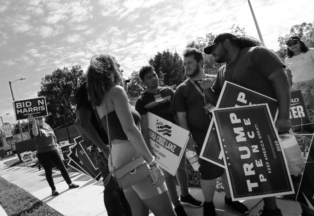 Simpatizantes de Donald Trump y Joe Biden, presentes ayer en la biblioteca pública C. Blythe Andrews, Jr. en Tampa, Florida, donde se realiza la votación adelantada para escoger al presidente de los Estados Unidos. Foto: EFE.