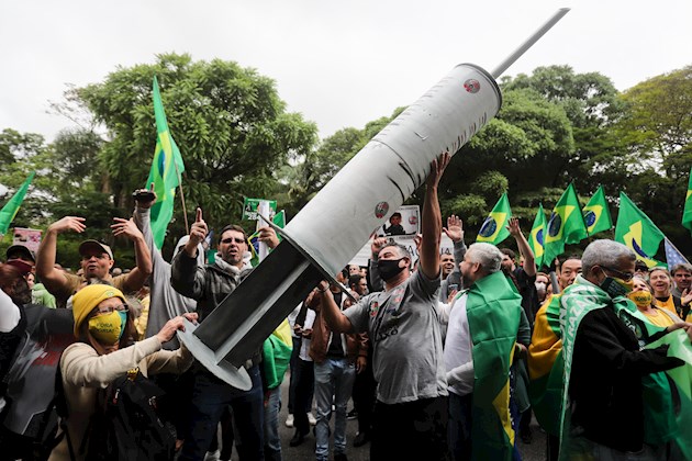 Con una temperatura más fría de lo habitual y aprovechando la tregua que dio la lluvia este domingo, la principal vía de la capital paulista se vistió de verde y amarillo, los colores que identifican a Brasil y al Gobierno del presidente brasileño, Jair Bolsonaro.