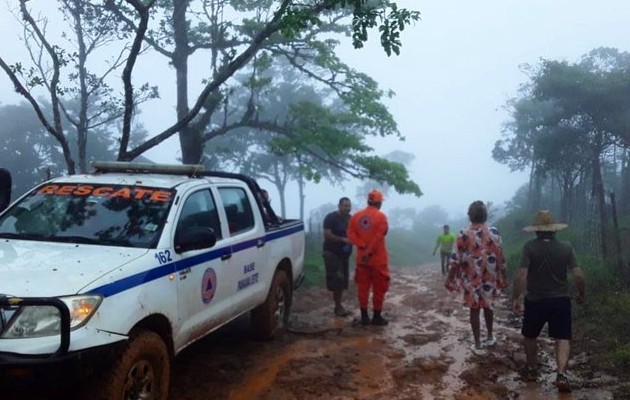 Seis vehículos quedaron atrapados por mal estado del camino en Pacora. Foto:Sinaproc