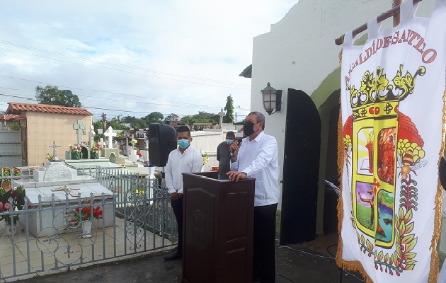 Para preservar las medidas de bioseguridad tanto en la Catedral de Santiago como en el cementerio municipal se mantuvo personal del Ministerio de Salud.