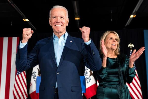 Joe Biden y su esposa, Jill, hicieron también una parada en la iglesia de Saint Joseph, en el valle de Brandywine, la iglesia a la que suele asistir a misa los domingos cuando se encuentra en su casa de Wilmington (Delaware). Foto:EFE