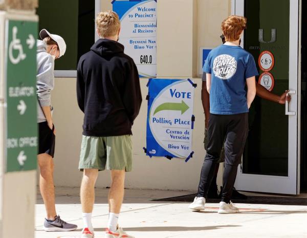Pese a que las elecciones estaban convocadas para este martes, la mayoría de votantes han ejercido su derecho en las últimas semanas a través del voto anticipado por correo o presencial, debido a la pandemia COVID-19. Foto: EFE