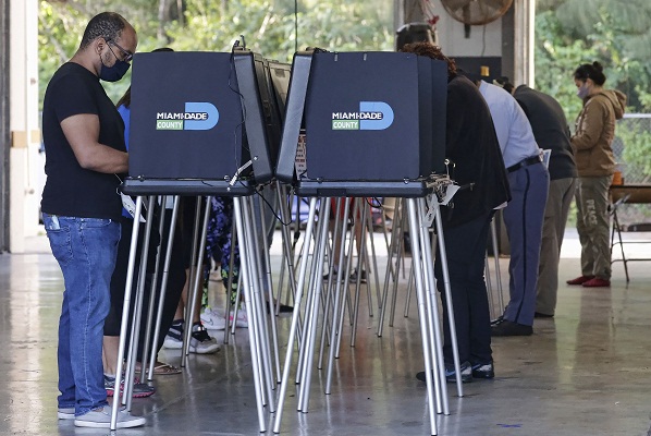 En estas elecciones los votantes también eligen una decena de gobernadores y se pronuncian sobre numerosas iniciativas populares que, de prosperar, son tenidas en cuenta por las legislaturas estatales. Foto: EFE