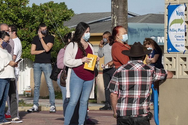 De los más de 9 millones de personas que habían votado hasta hoy por correo y por adelantado en Florida, 4.7 millones usaron la primera de esas modalidades, que sigue abierta hasta el cierre de los colegios electorales. Foto: EFE