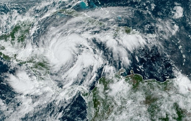 Fotografía satelital de la NOAA donde se muestra la localización del huracán Eta cerca de la frontera entre Nicaragua y Honduras. Foto: EFE. 