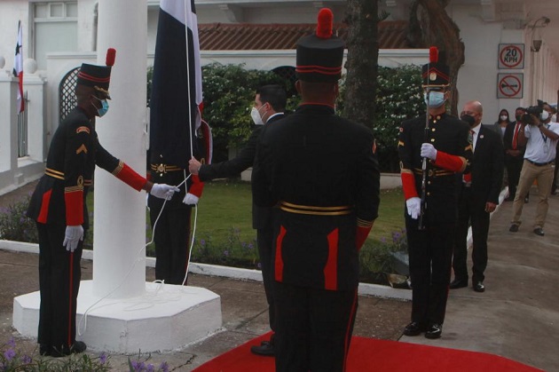 El vicepresidente José Gabriel Carrizo izó la Bandera Nacional. Foto: Víctor Arosemena