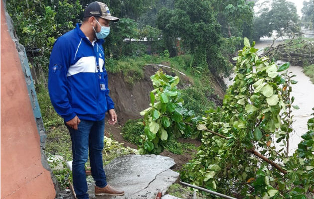 El río Corotú ha socavado parte de las estructuras de las viviendas. Foto: José Vásquez.