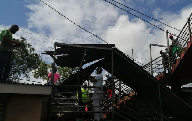 El techo del paso elevado de Sabanitas en Colón se desprendió por el fuerte viento. Foto: Diómedes Sánchez. 