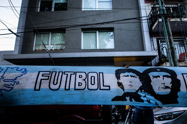 Fanáticos del exfutbolista y entrenador argentino Diego Armando Maradona despliegan una bandera en su honor afuera de clínica donde será operado. Foto:EFE 