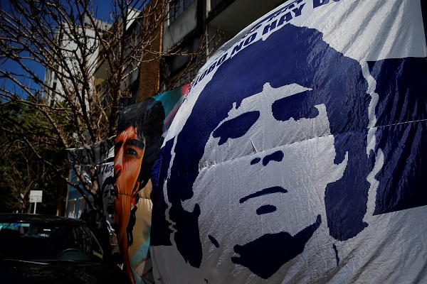 A PLATA (ARGENTINA), 03/11/2020.- Seguidores despliegan pancartas frente a la clínica donde permanece internado el exfutbolista argentino Diego Maradona 