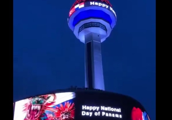 La torre de comunicación y observación Atakule se vistió de los colores de la bandera tricolor de Panamá.