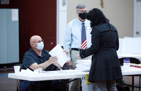 Indiana, Kentucky y Vermont han sido los primeros estados en cerrar sus colegios y en estos momentos avanza el recuento en Carolina del Sur, Florida, Georgia, Virginia y Nuevo Hampshire. Foto: EFE