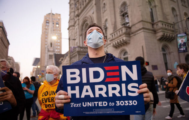 Un simpatizante de Joe Biden muestra su apoyo al candidato demócrata en Philadelphia, Pennsylvania. Foto: EFE.