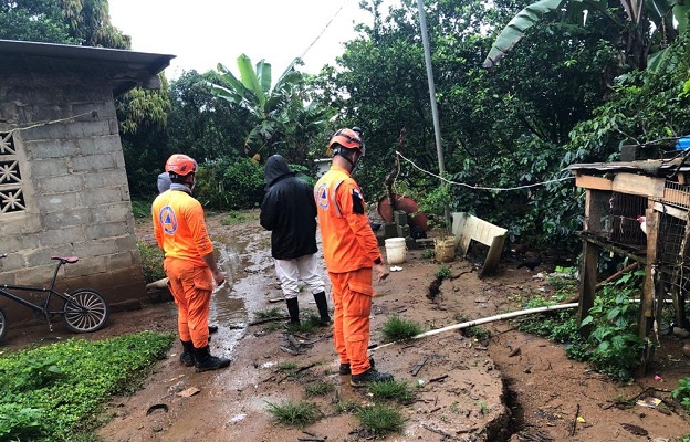 Miembros del Sinaproc evalúan la situación en Villa Lobos, donde hubo afectaciones por las inundaciones. Foto: @sinaproc_Panamá