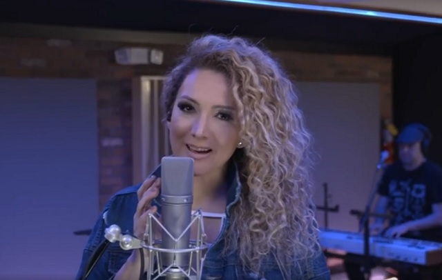 Erika Ender interpretó el tema 