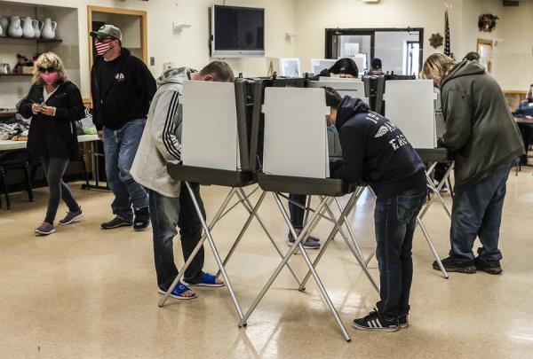 Según funcionarios de ambos partidos en Wisconsin, si Biden mantiene su ventaja actual cuando se acabe el recuento, el presidente lo tendrá difícil para dar la vuelta al resultado en un recuento. Foto: EFE