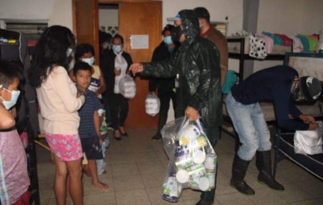 Gran cantidad de personas se mantienen en varios albergues en donde se les da asistencia.