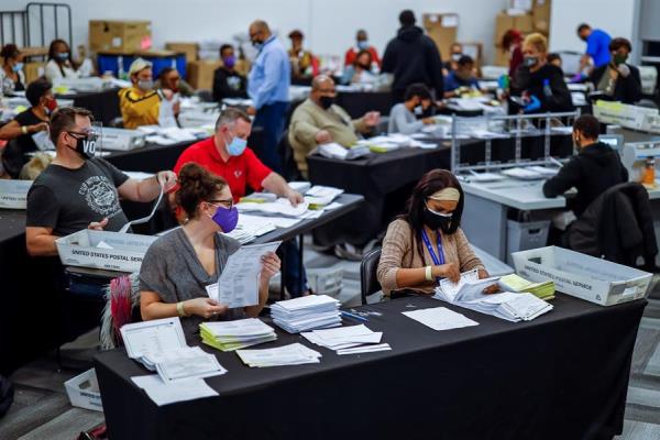 Las papeletas de voto ausente son procesadas y verificadas por el Departamento de Elecciones y Registro del Condado de Fulton en el State Farm Arena de Atlanta, Georgia.