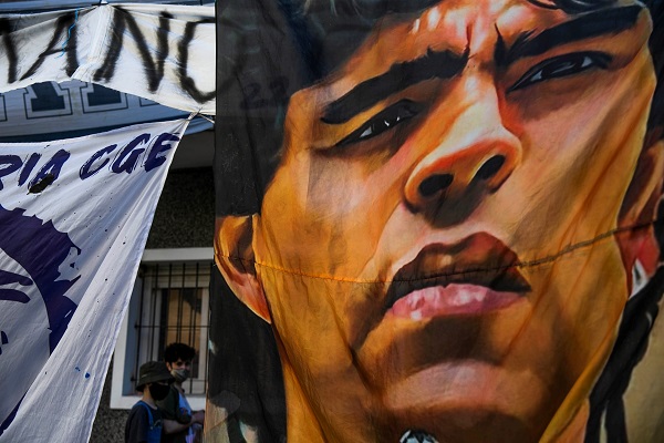 Con carteles, hinchas de Diego Maradona , muestran su apoyo. Foto:EFE