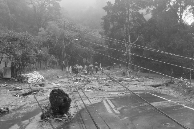 Serias afectaciones y derrumbes mantienen incomunicada a la población en Tierras Altas, producto de las lluvias asociadas al huracán ETA. Foto: EFE.