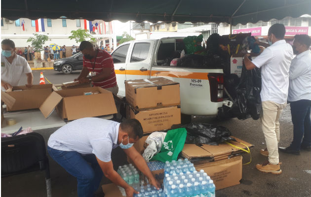 Voluntarios municipales empacan las donaciones para ser enviadas a los lugares con afectaciones. Foto: Melquiades Vásquez.