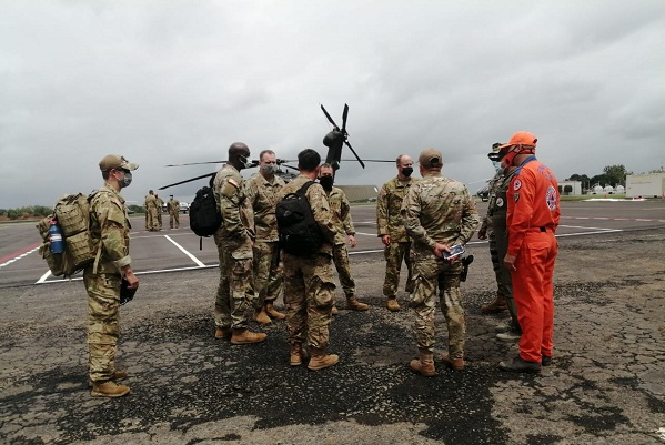 Los comandantes del Departamento de Defensa están autorizados a dirigir las fuerzas asignadas en o cerca de la escena inmediata de un desastre extranjero para tomar medidas rápidas para salvar vidas humanas.